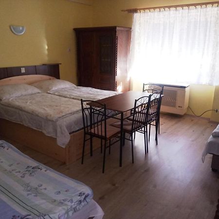 Szivarvany Apartman Gyula Bagian luar foto