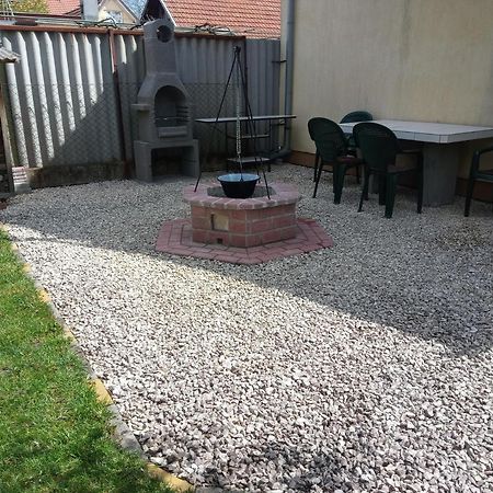 Szivarvany Apartman Gyula Bagian luar foto
