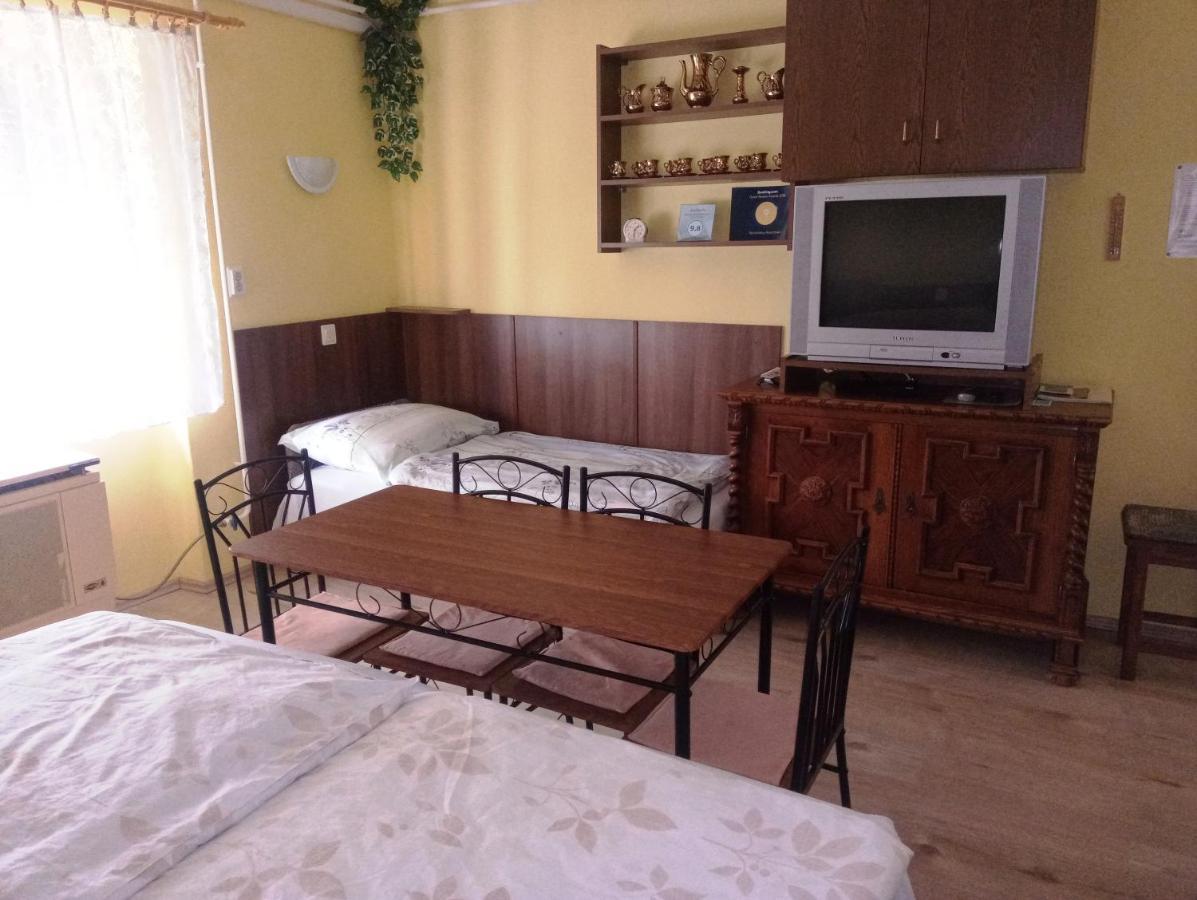 Szivarvany Apartman Gyula Bagian luar foto