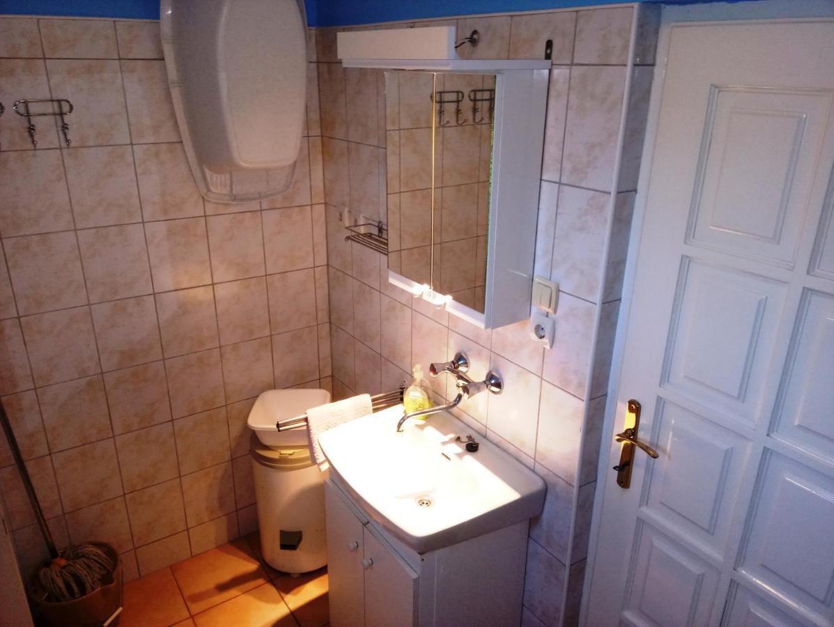 Szivarvany Apartman Gyula Bagian luar foto