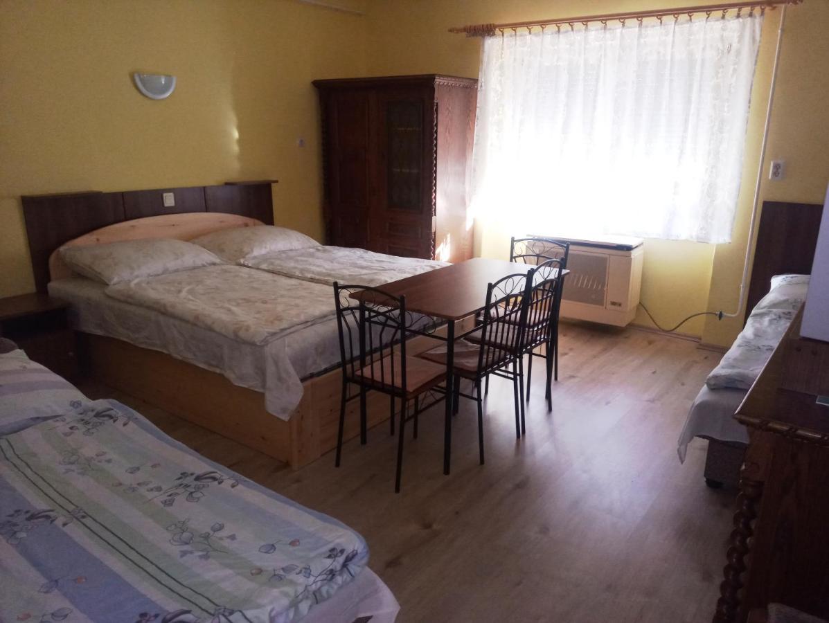 Szivarvany Apartman Gyula Bagian luar foto