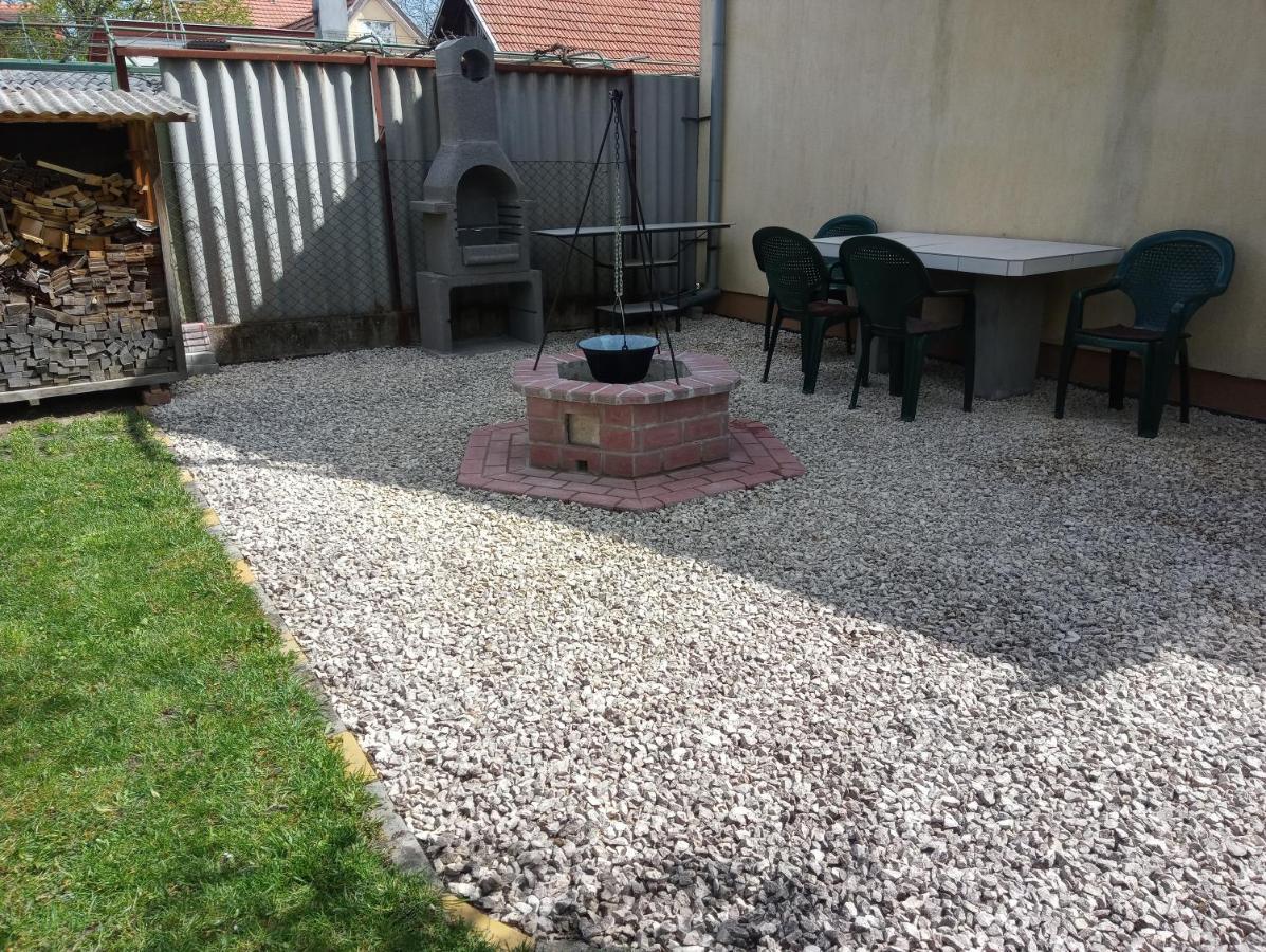 Szivarvany Apartman Gyula Bagian luar foto
